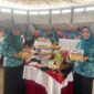 Ketua Tim Pengerak PKK Desa Cileng Poncol saat memamerkan olahan bebeknya. ( Septian bayu/Magetan).