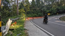 Tikungan Maut Depan LGF Jalan Tembus Magetan - Karanganyar. ( Joko Nugroho/Magetan). 