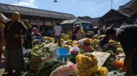 Sejumlah Pedagang di Pasar Sayur Magetan. ( Joko Nugroho/Magetan).
