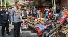  Kapolres Magetan AKBP Satria Permana bersama Barbuk Mesin Bajak Sawah. ( Joko Nugroho/Magetan).