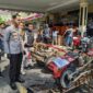  Kapolres Magetan AKBP Satria Permana bersama Barbuk Mesin Bajak Sawah. ( Joko Nugroho/Magetan).