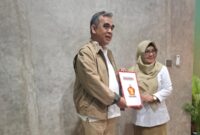 Sekjen DPP Gerindra Ahmad Muzani serahkan Rekomendasi kepada Nanik Sumantri. ( Jatimnesia/ist).