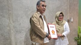 Sekjen DPP Gerindra Ahmad Muzani serahkan Rekomendasi kepada Nanik Sumantri. ( Jatimnesia/ist).