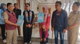 Asril bersama keluarga dan Dinsos Pacitan. ( Aprianto/Pacitan).