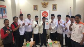 Penyerahan Dukungan DPP PKS melalui Ketua DPW PKS Jatim H. Irwan Setiawan, M.A.P memberikan Surat Keputusan DPP kepada Bapak H.Sujatno, SE,MM Sebagai Cakada Magetan. ( Jatimnesia/Ist).