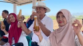 Camat Kawedanan Ari Budi Astuti dibersamai didampingi Kades Suharno saat memamerkan produk jamu asli desa Karangrejo. ( Septian/Bayu).