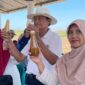 Camat Kawedanan Ari Budi Astuti dibersamai didampingi Kades Suharno saat memamerkan produk jamu asli desa Karangrejo. ( Septian/Bayu).