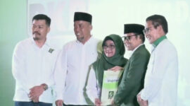 Dibersamai Ketua DPC PKB Magetan Kang Ratno dan Ketua DPW PKB Jatim Gus Halim Nanik Sumantri - Suyatni Terima Rekomendasi Dari Ketum PKB Muhaimin Iskandar.  (Jatimnesia/Ist).