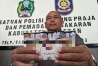 Satpol PP Magetan Tunjukan 3 Bungkus Rokok Diduga Ilegal.