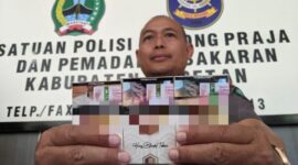 Satpol PP Magetan Tunjukan 3 Bungkus Rokok Diduga Ilegal.