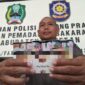 Satpol PP Magetan Tunjukan 3 Bungkus Rokok Diduga Ilegal.