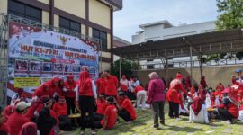 Karyawan RSDS Magetan Semangat Lomba Permainan Rakyat. (jkn/magetan).