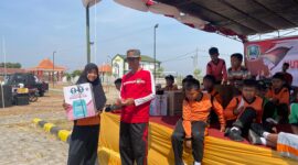 Pemberian Hadiah Kepada Peserta Jalan Sehat Pemerintah Kecamatan Bendo. 