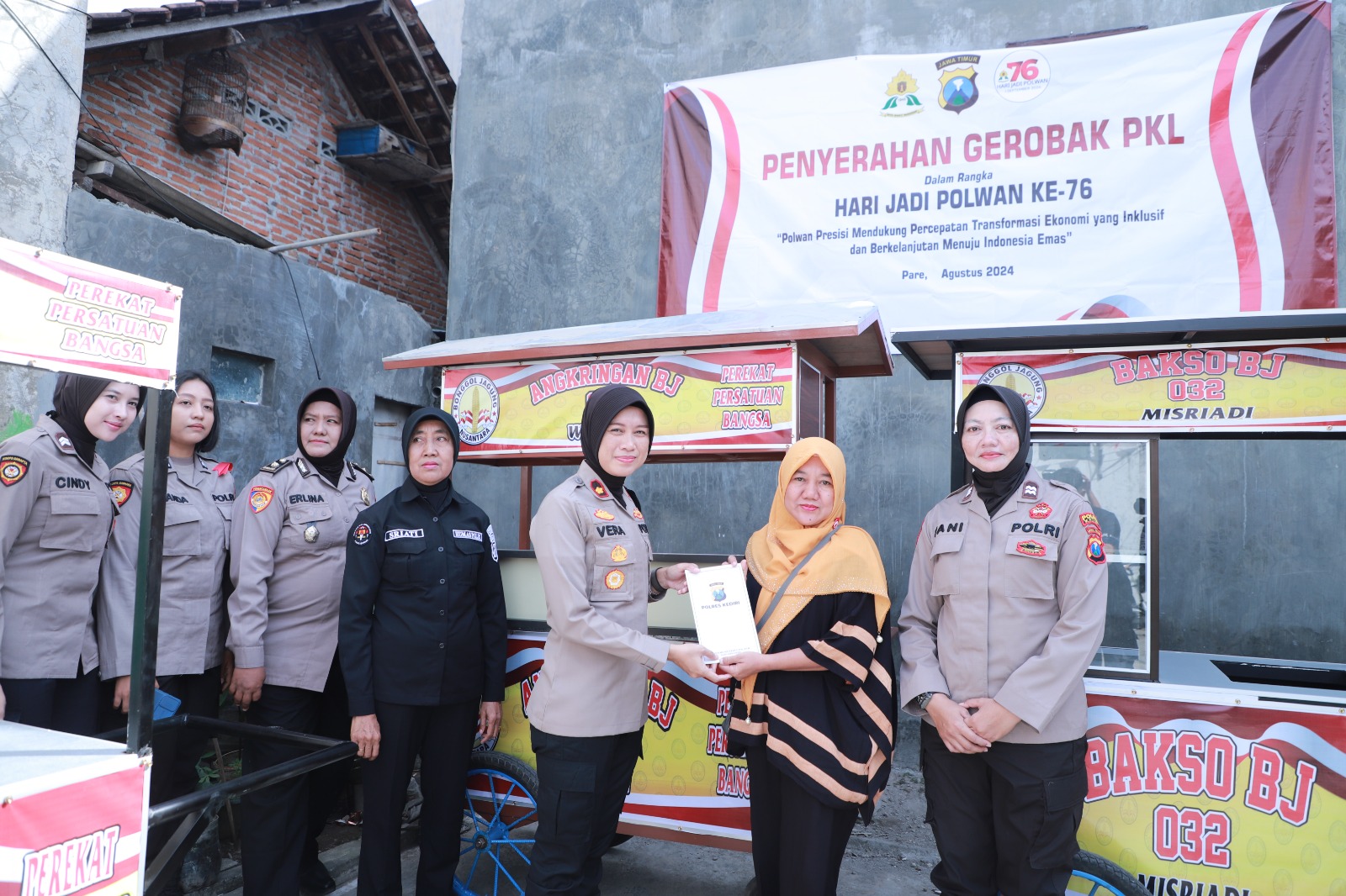 Polwan Cantik Polres Kediri sedang memberikan imbauan kepada pengendara