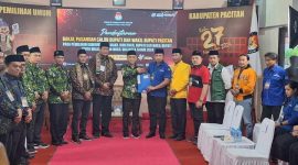 Paslon Aji - Gagarin Mendaftar Ke KPU Pacitan. ( Apriyanto/Pacitan).