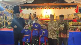 Camat Karangrejo Secondany dan Kades Maron Didik Agus Wahyudi. ( Septian Bayu/ Magetan). 