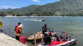 Wisatawan Naik Speedboat Di Telaga Sarangan Magetan. ( Septian/Magetan).