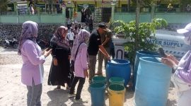 Bupati Pacitan Perintahkan Satpol-PP Droping Air Bersih. ( Apriyanto/Pacitan).  