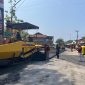 Pengaspalan akhir proyek jembatan Pasar Semen Kecamatan Paron Kabupaten Ngawi. ( Septian Bayu/Ngawi).