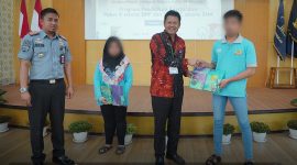 Kepala Dinas Dikpora Magetan Suwata bersama Karutan  Magetan Ari Rahmanto bersama warga binaan. ( Jatimnesia/ist). 