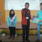Kepala Dinas Dikpora Magetan Suwata bersama Karutan  Magetan Ari Rahmanto bersama warga binaan. ( Jatimnesia/ist). 