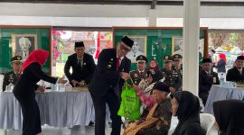 Pj Bupati  Magetan Nizhamul Memberikan Paket Sembako. ( Septian Bayu/Magetan)