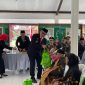 Pj Bupati  Magetan Nizhamul Memberikan Paket Sembako. ( Septian Bayu/Magetan)