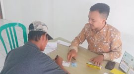 Warga Kabupaten Ngawi menerima Bansos DBHCHT Tahun 2023 lalu. ( Dok/Jatimnesia).