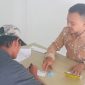 Warga Kabupaten Ngawi menerima Bansos DBHCHT Tahun 2023 lalu. ( Dok/Jatimnesia).