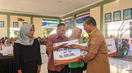 Buruh Tani Tembakau Menerima BLT Bersumber Anggaran DBHCHT. ( Apriyanto/Ist)