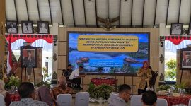Kepala DPMPTSP Kabupaten Magetan Sunarti Condrowati Memberikan paparan materi pada Peserta Forum Bisnis. ( Joko Nugroho/Magetan).