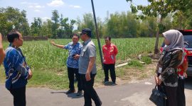 Kepala Disperindag Magetan Sucipto Membersamai Sidak Pj Bupati Magetan Nizhamul. ( Jatimnesia/ist).