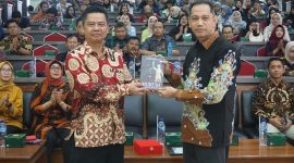 Pimpnan KPK RI Dr. Nurul Ghufron bersama Dekan Fakultas Hukum Unmer Madiun Dr Sigit Sapto Nugroho. ( Jatimnesia/Ist).