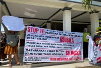 Aksi Warga Desa Wates Lurug Kantor Desa. ( Joko Nugroho/Magetan).