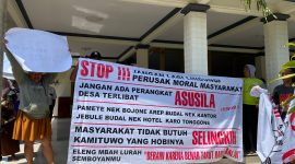 Aksi Warga Desa Wates Lurug Kantor Desa. ( Joko Nugroho/Magetan).