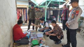 Satpol - PP Pacitan saat sosialisasi peredaran rokok ilegal di pasar tradisional. ( Apriyanto/Pacitan).