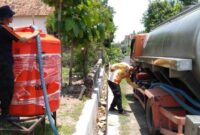 BPBD Magetan Droping Air Bersih di Desa Kuwon Kecamatan Karas. ( Joko Nugroho/Magetan).