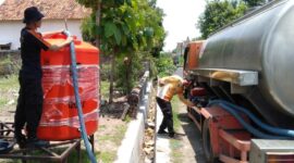 BPBD Magetan Droping Air Bersih di Desa Kuwon Kecamatan Karas. ( Joko Nugroho/Magetan).