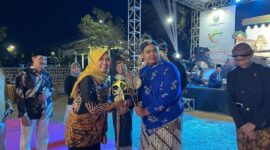Lurah Bulukerto Widya Yusti Atlisiaji memberikan tokoh pewayangan kepada Dalang. 