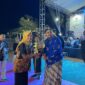 Lurah Bulukerto Widya Yusti Atlisiaji memberikan tokoh pewayangan kepada Dalang. 