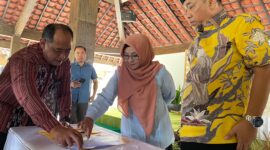 Nanik Sumantri bersama Suyatni Priasmoro Ketika Teken Bantuan Keuangan RT Didepan Notaris.