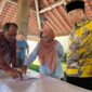 Nanik Sumantri bersama Suyatni Priasmoro Ketika Teken Bantuan Keuangan RT Didepan Notaris.