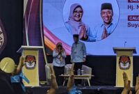 Cabup Magetan Nanik Endang Rusminiarti Memberi Hormat Kepada Audien Debat Publik Cakada Magetan.