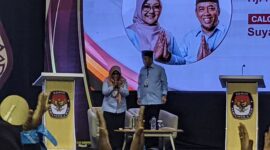 Cabup Magetan Nanik Endang Rusminiarti Memberi Hormat Kepada Audien Debat Publik Cakada Magetan.