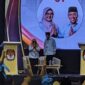 Cabup Magetan Nanik Endang Rusminiarti Memberi Hormat Kepada Audien Debat Publik Cakada Magetan.