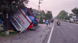 Bangkai Bus Sumber Selamat Di Lokasi Kejadian. ( Aset Photo : Andik Ari Wibowo)