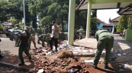 Pembersihan Material Bangunan Pendopo Kecamatan Nguntoronadi Yang Ambruk.