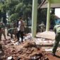 Pembersihan Material Bangunan Pendopo Kecamatan Nguntoronadi Yang Ambruk.