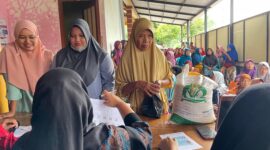 Warga Belotan Antri Bansos Beras 10Kg.

