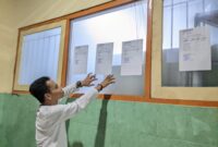 Bawaslu Magetan Menempel Papan Informasi Hasil Pleno Laporan Dugaan Pelanggaran Pilkada. ( joko nugroho/magetan). 